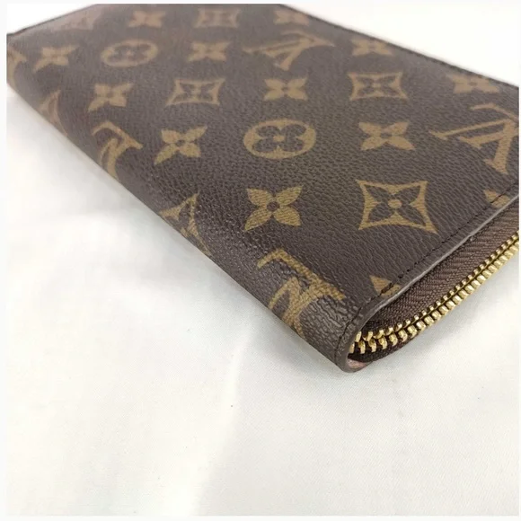 LOUIS VUITTON Dog MONOGRAM LV ZIPPY WALLET - Picture 4 of 11
